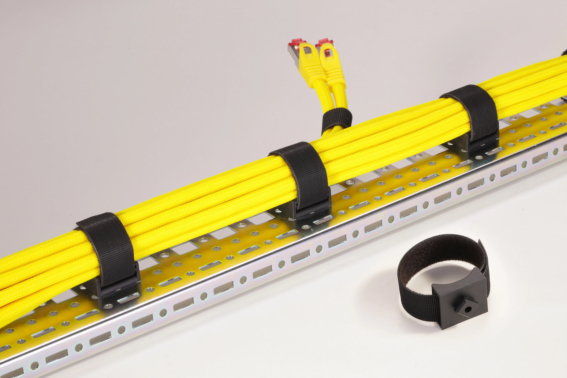 Gestion_de_cables_con_fijacion_autoadhesiva_para_armarios_de_servidor_y_control